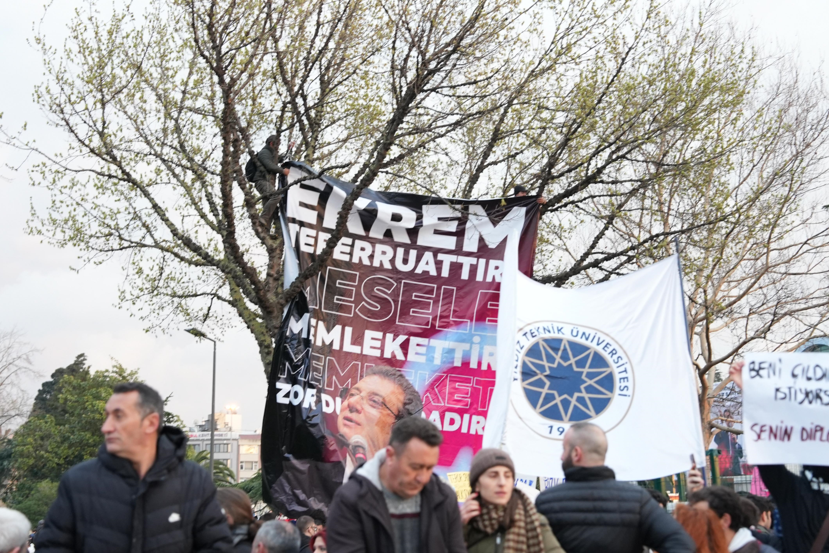 Saraçhane'de kalabalık giderek artıyor! İmamoğlu'na destek 2. gününde...