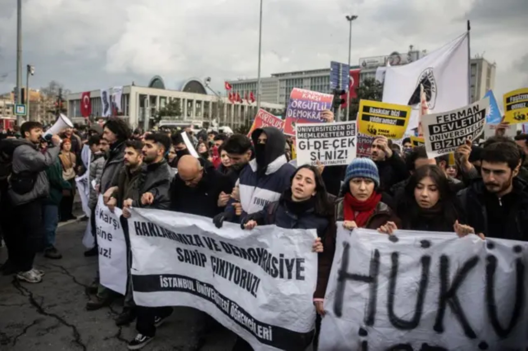 Cem Küçük İmamoğlu protestolarına katılan öğrencileri tehdit etti: 'Devlet bunu not eder'