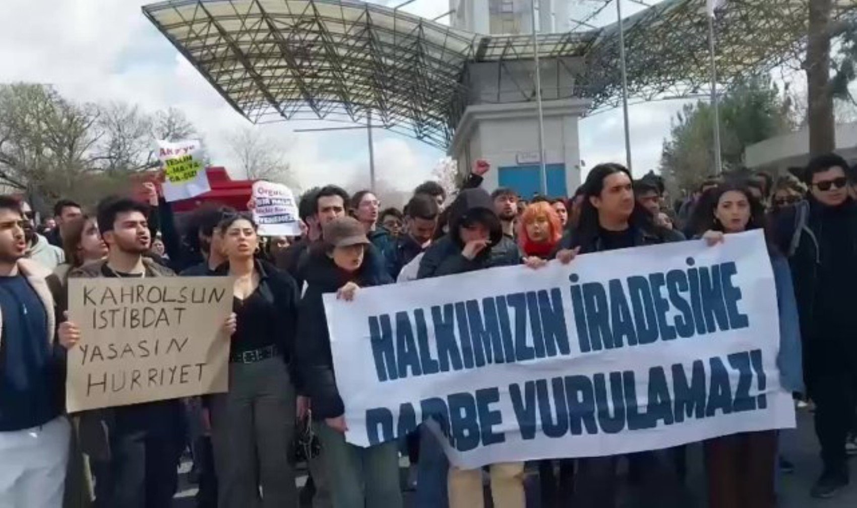 Cem Küçük İmamoğlu protestolarına katılan öğrencileri tehdit etti: 'Devlet bunu not eder'