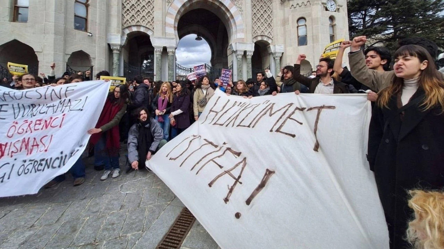 Cem Küçük İmamoğlu protestolarına katılan öğrencileri tehdit etti: 'Devlet bunu not eder'