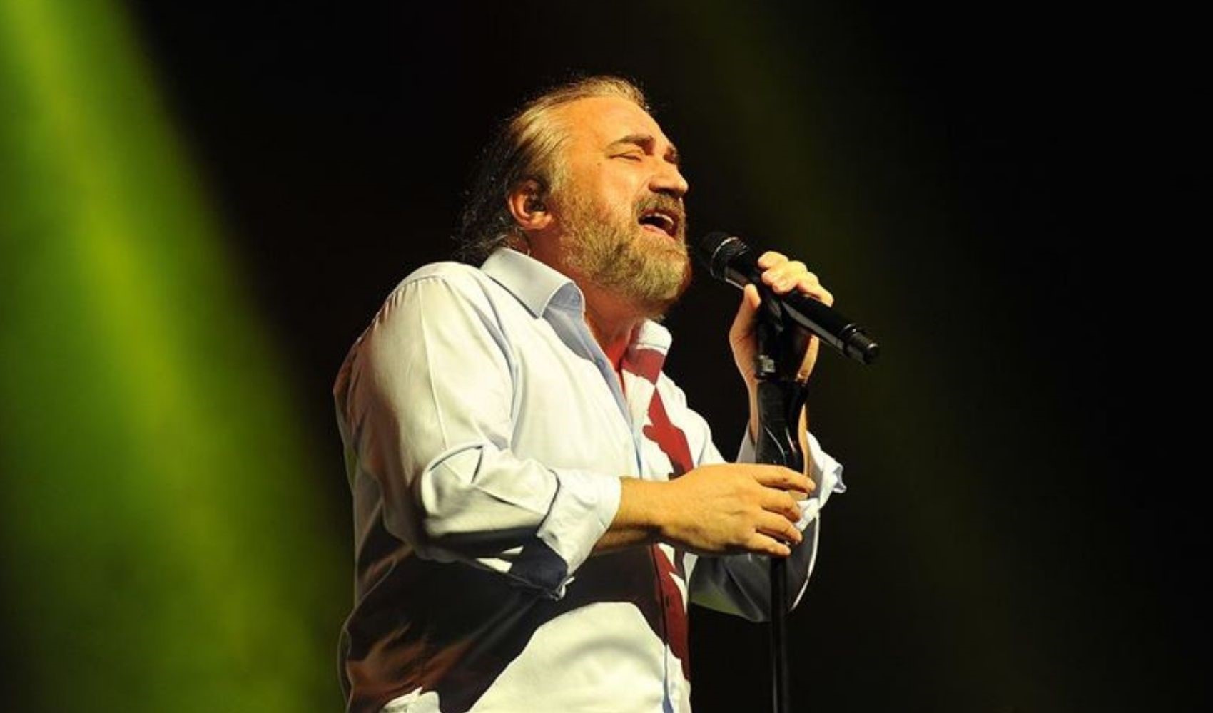 Volkan Konak sahnedeyken fenalaştı: Hastaneye kaldırıldı