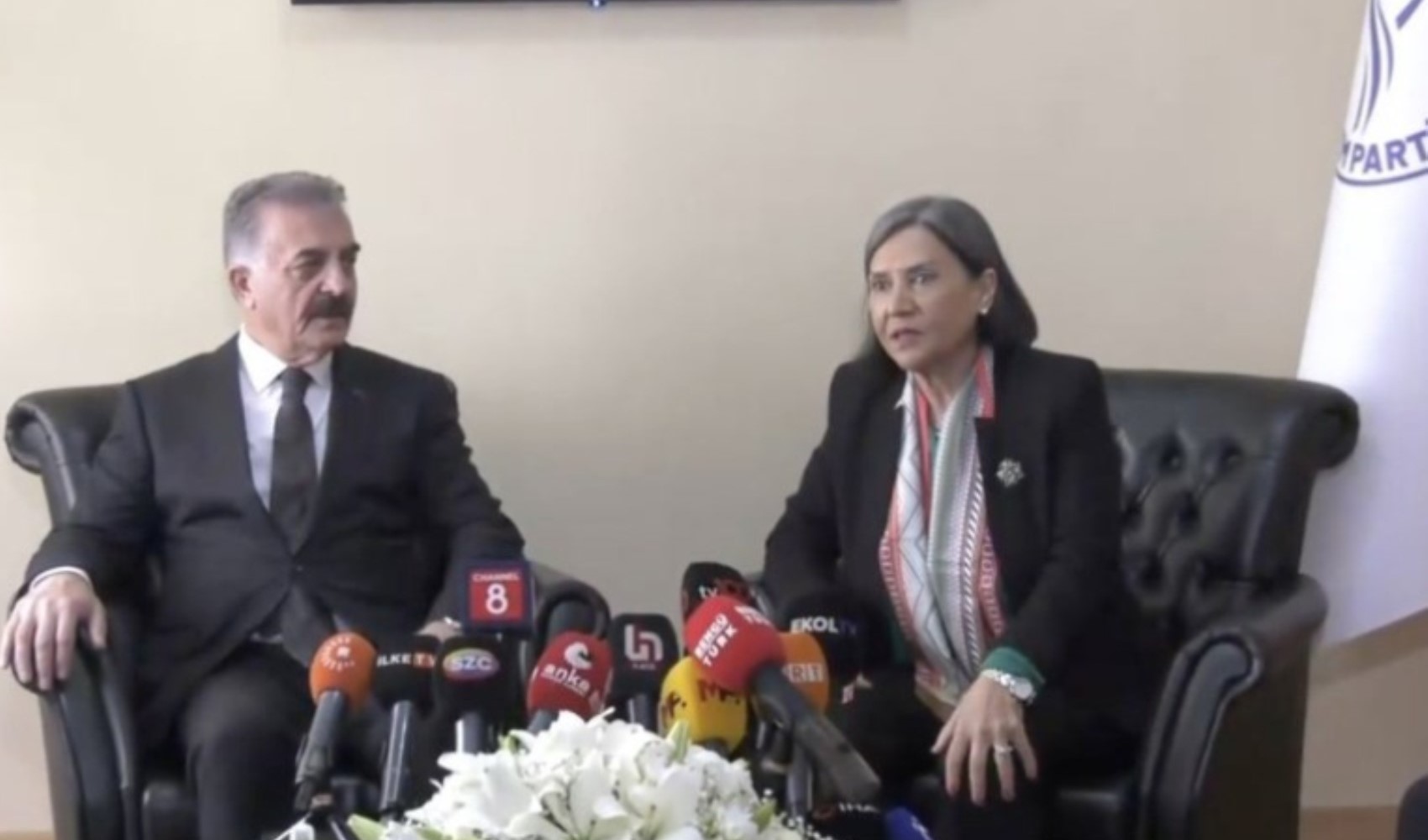 MHP e DEM Parti si sono scambiati gli auguri di festa
