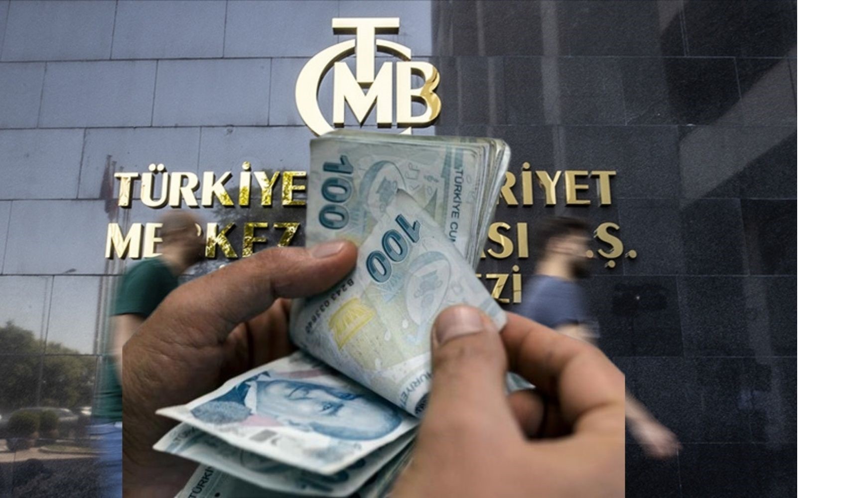 Merkez Bankası tabelası önünde Türk lirası banknotları tutan bir kişi.