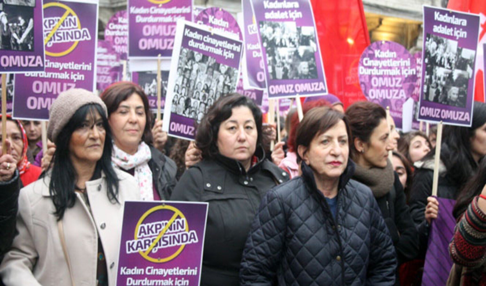 Kadıköy'deki 8 Mart buluşmasına polis müdahalesi: 9 kadın gözaltına alındı