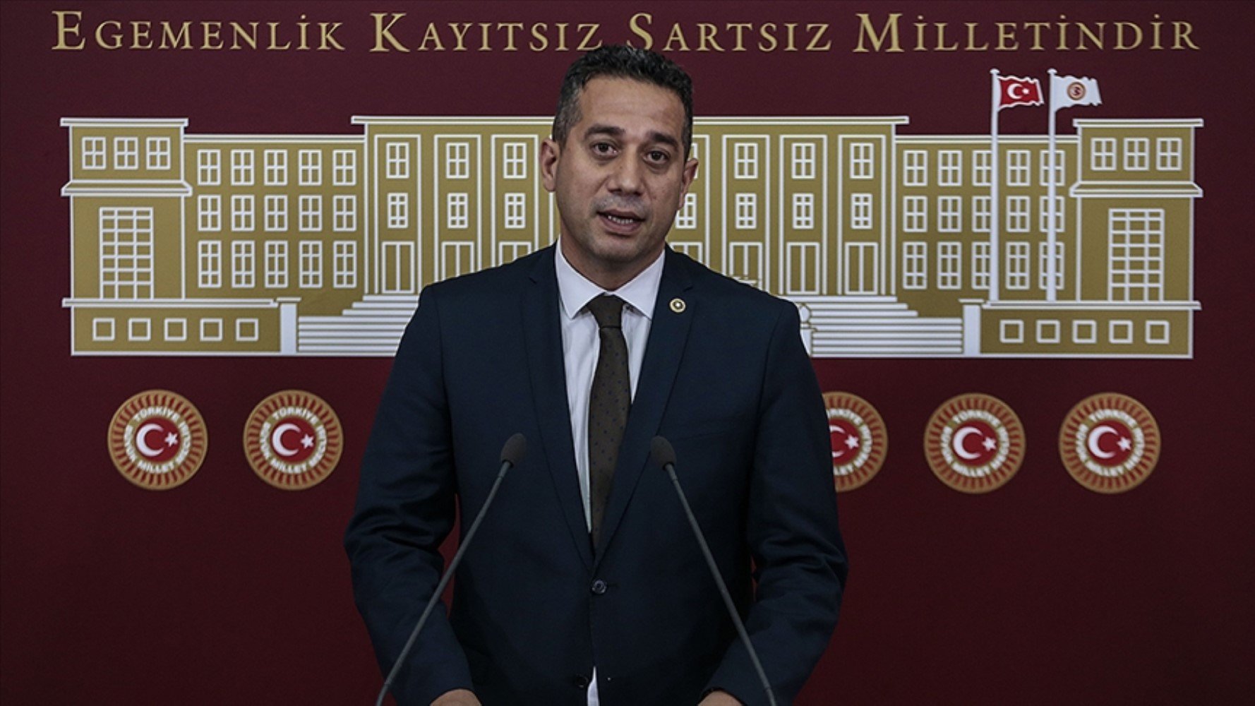 CHP'li Başarır Özgür Özel'i hedef alan yandaş yazara sert sözlerle yüklendi: 'Senin o dilini kesmezsem...'