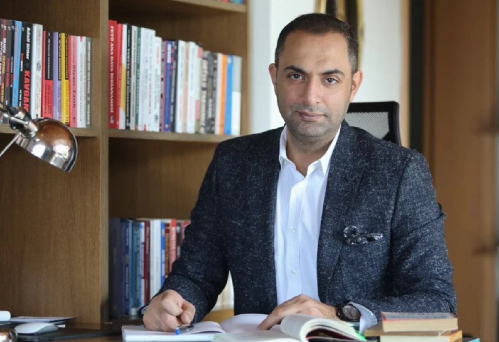 Gazetecilere gözaltı siyaset ve medyayı ayağa kaldırdı! Tepkiler peş peşe geldi