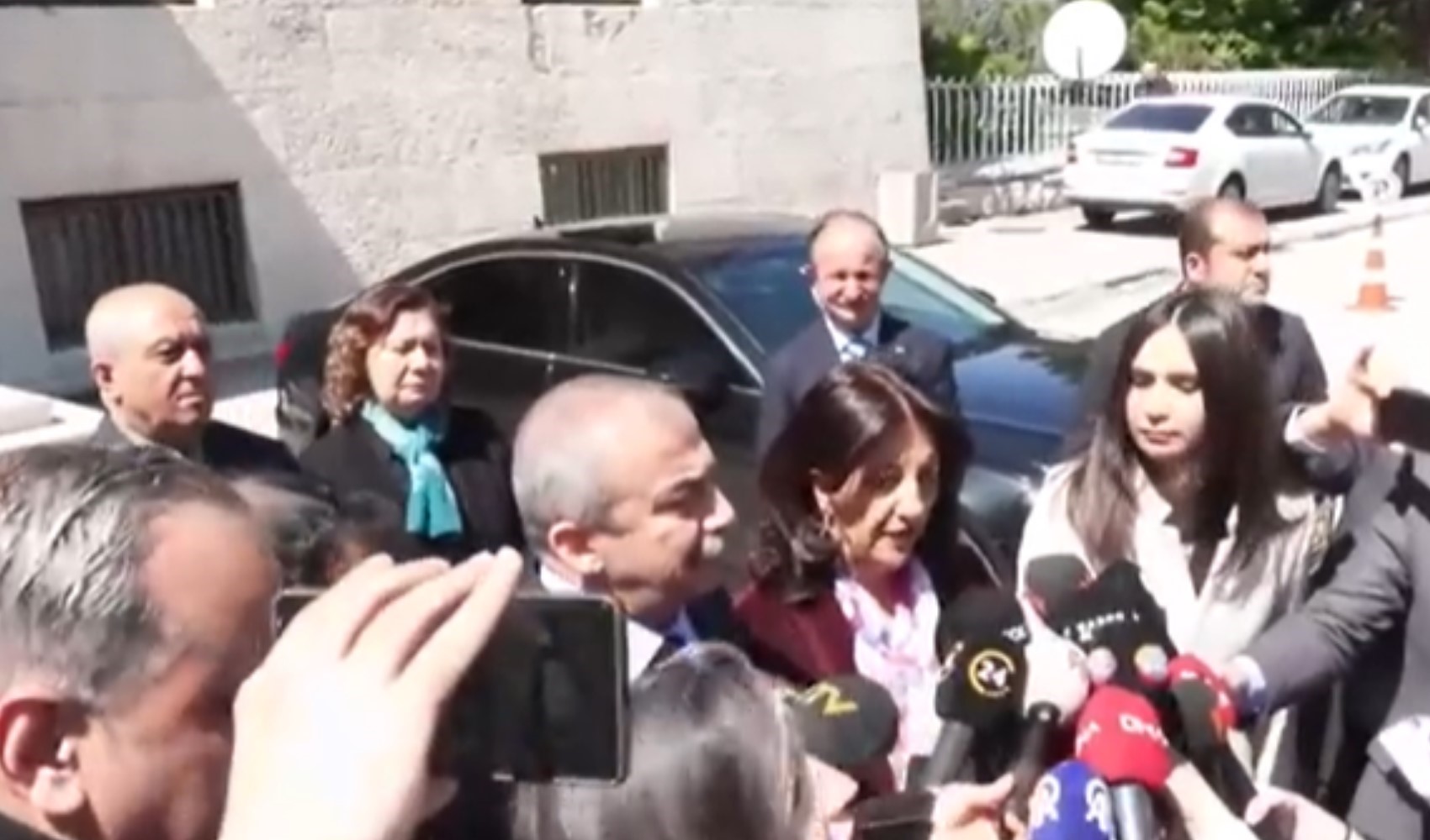 SON DAKİKA... DEM Parti heyetinden Erdoğan ile kritik ziyaret öncesi değerlendirme: 'Bazı notlarımız var' diyerek açıkladı