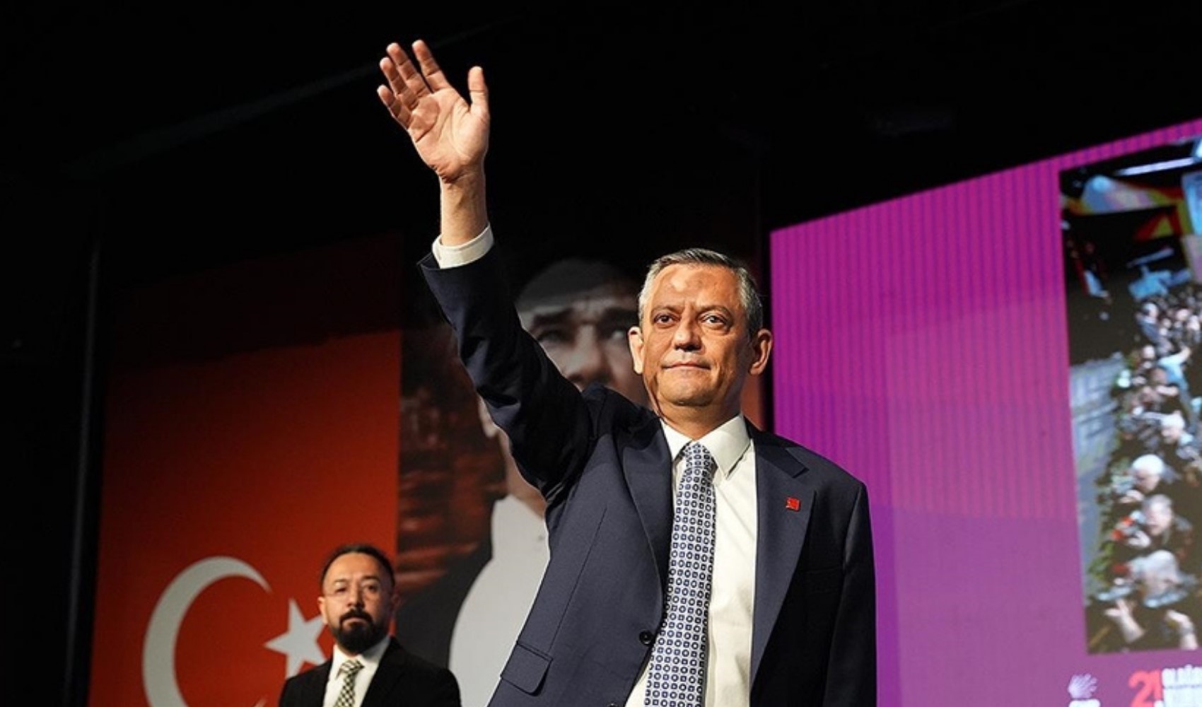 Özgür Özel'den 'Gençlere özgürlük' mesajı