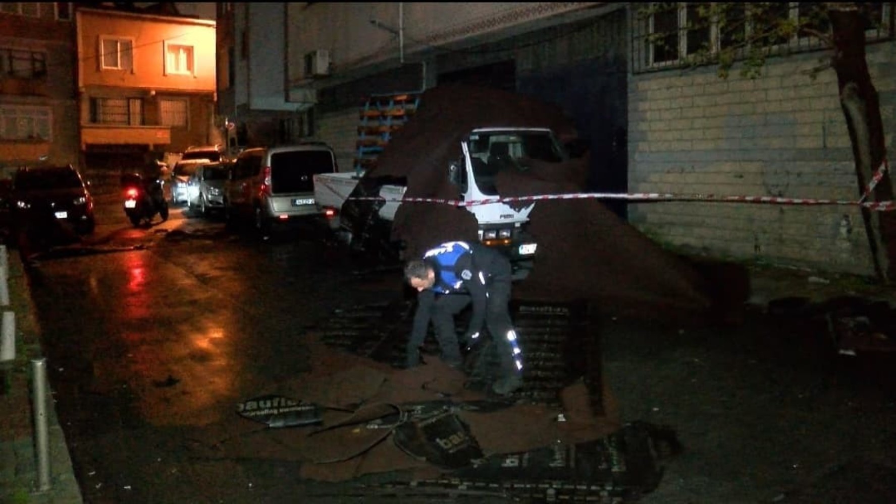 İstanbul’da lodos ve sağanak hayatı felç etti: Çatılar uçtu, elektrik kesildi