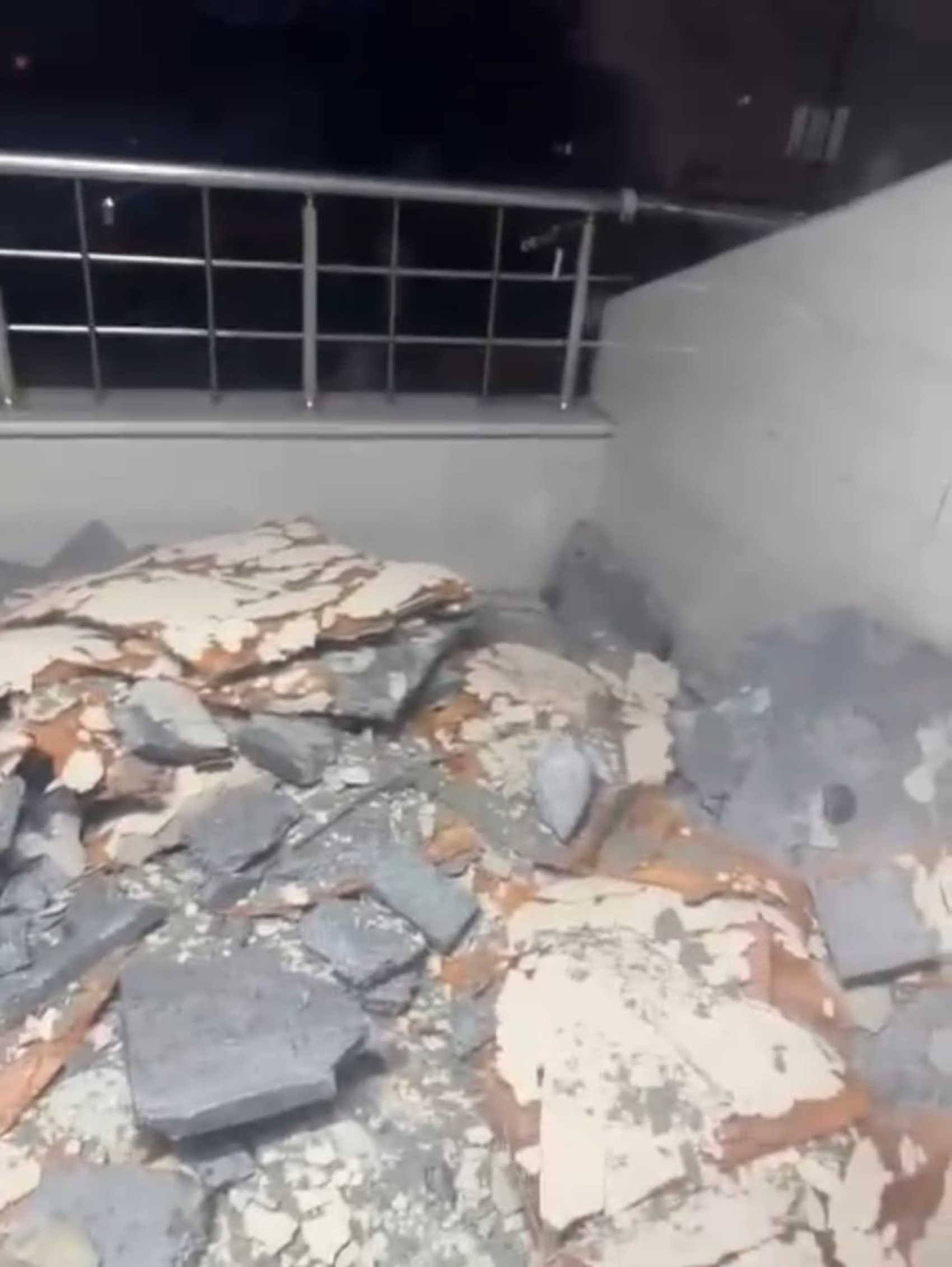 İstanbul’da lodos ve sağanak hayatı felç etti: Çatılar uçtu, elektrik kesildi