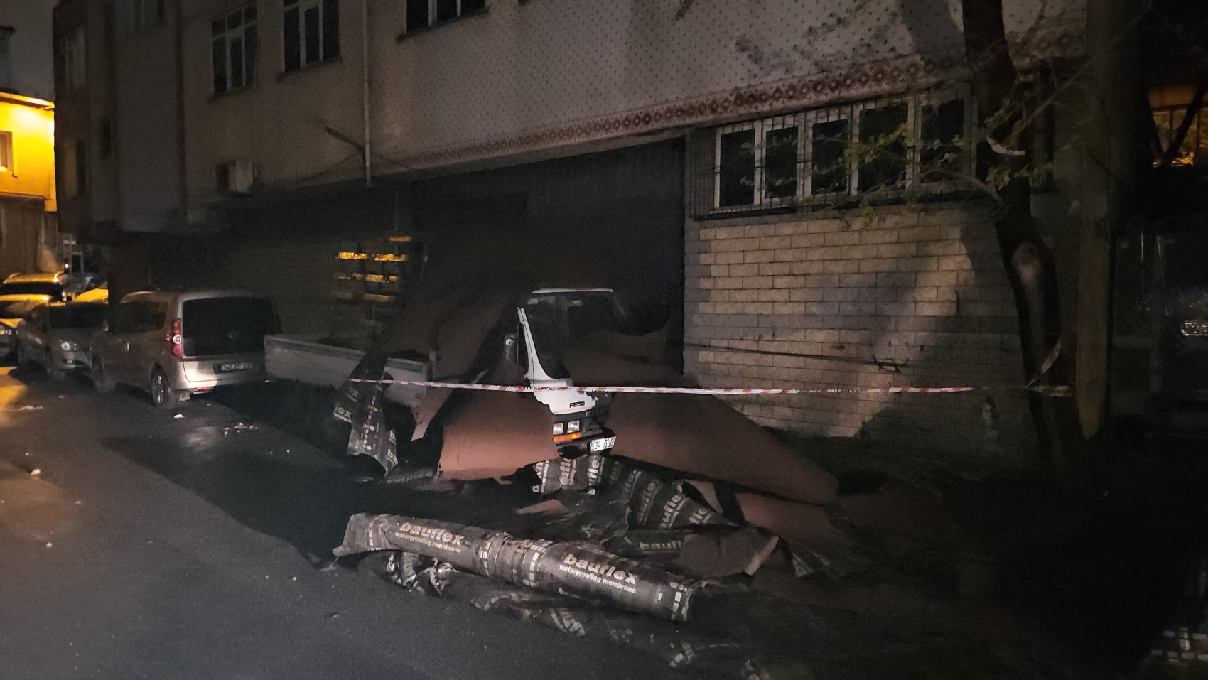 İstanbul’da lodos ve sağanak hayatı felç etti: Çatılar uçtu, elektrik kesildi