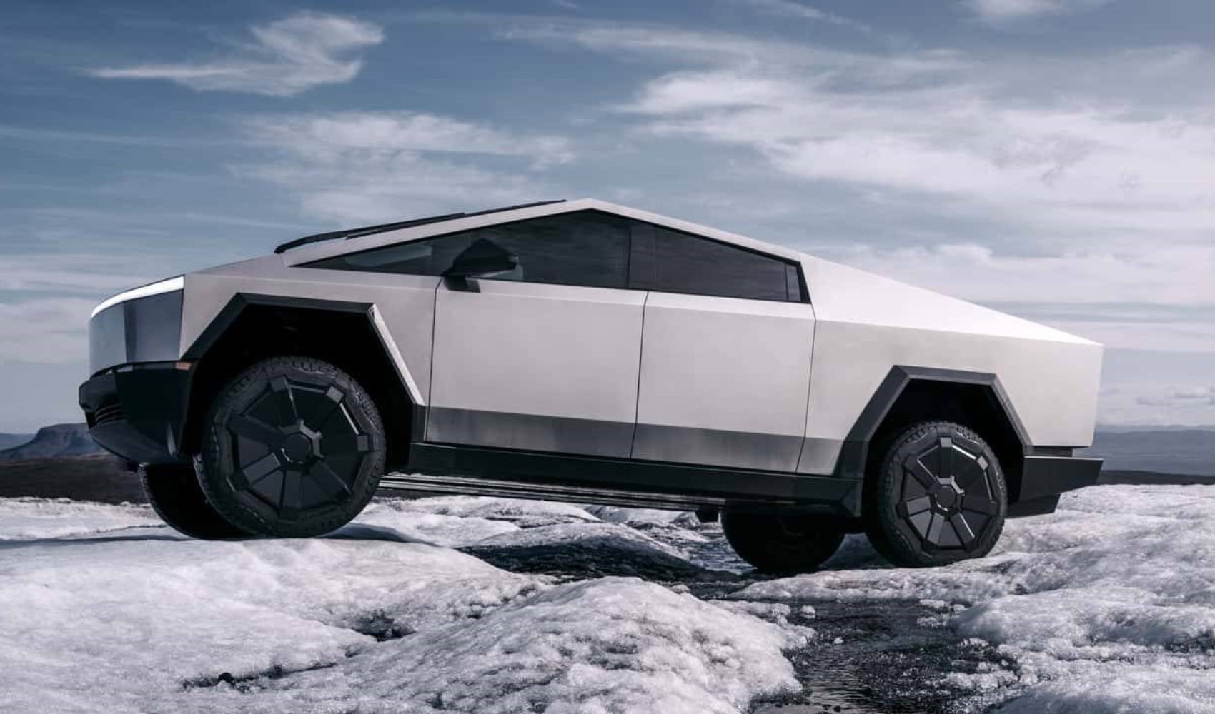 Tesla, yeni Cybertruck modelini tanıttı: RWD modeli ile daha az özellik, daha fazla menzil!