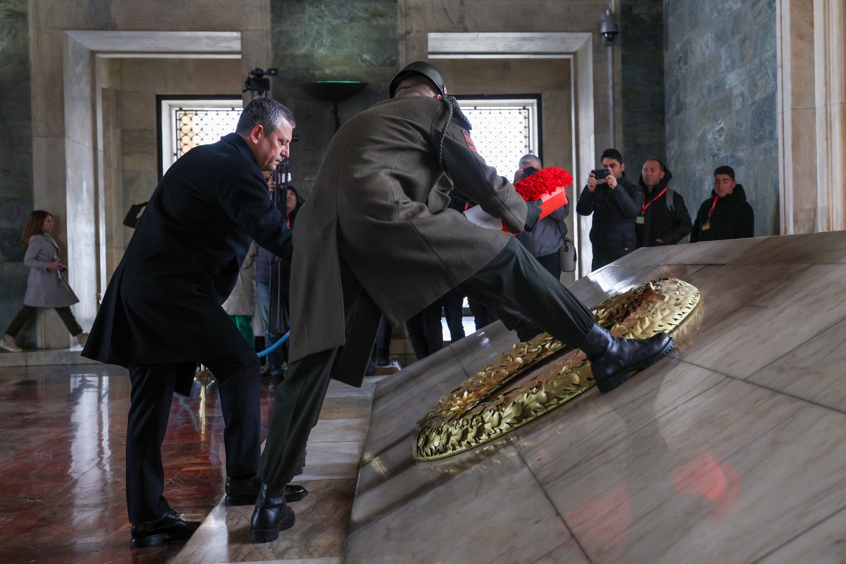 Özgür Özel Anıtkabir Özel Defteri'ne yazı yazdı: Ekrem İmamoğlu vurgusu dikkat çekti