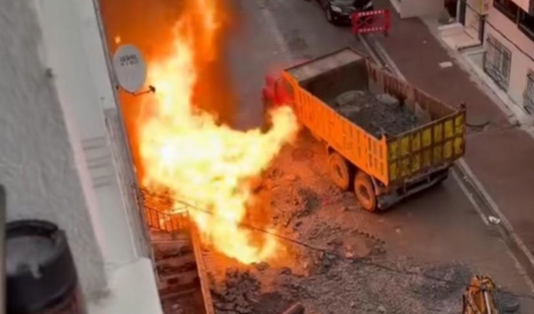 Son Dakika: Esenyurt'ta doğal gaz patlaması! 2 işçi yaralandı