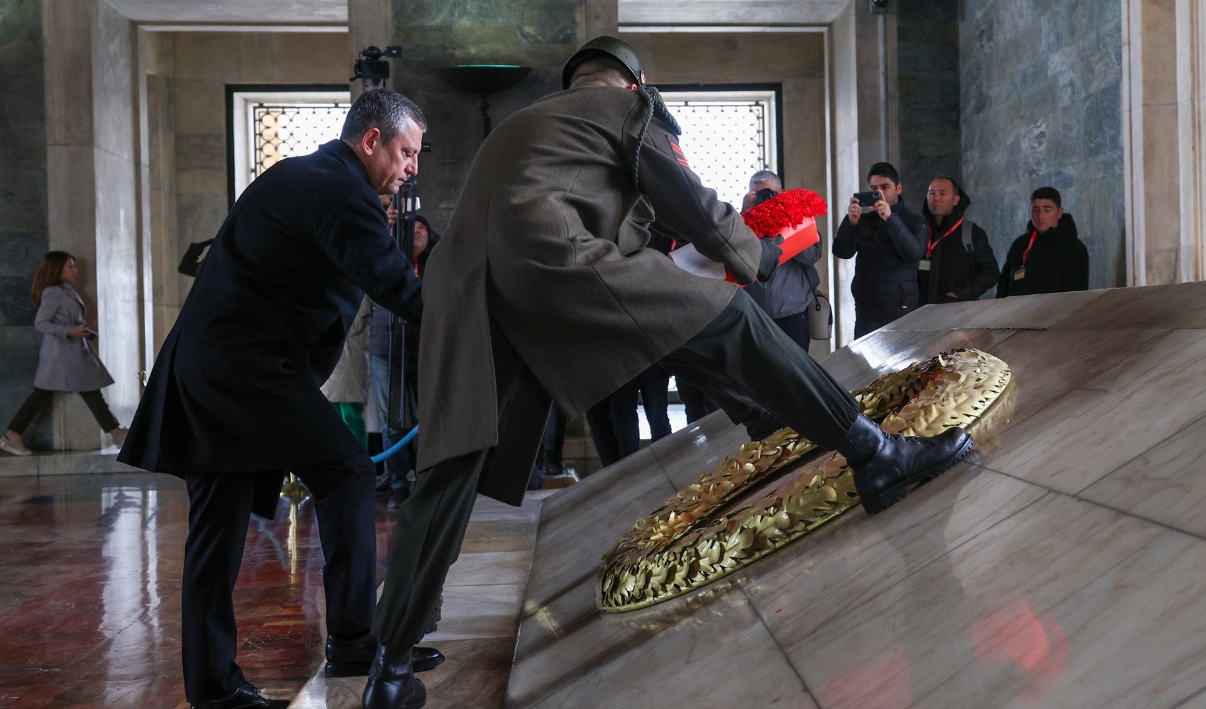 Özgür Özel Anıtkabir Özel Defteri'ne yazı yazdı: Ekrem İmamoğlu vurgusu dikkat çekti