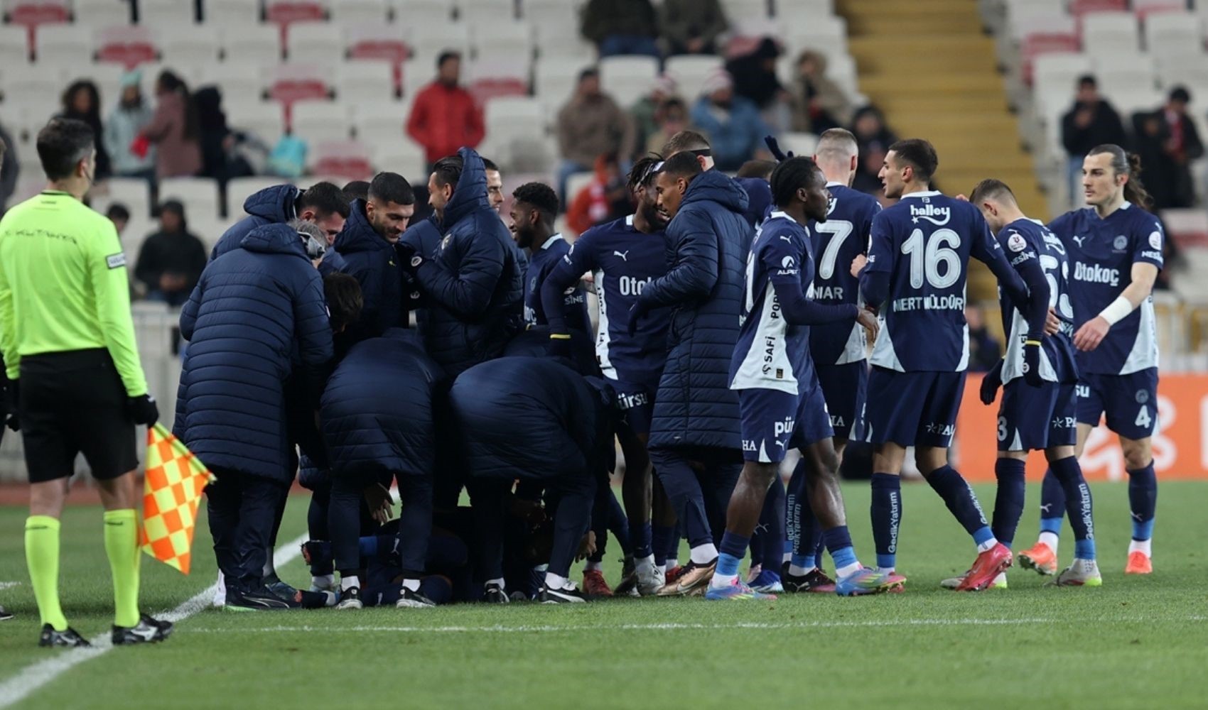 Fenerbahçe zirve takibini sürdürdü: Sivas'ta kritik galibiyet