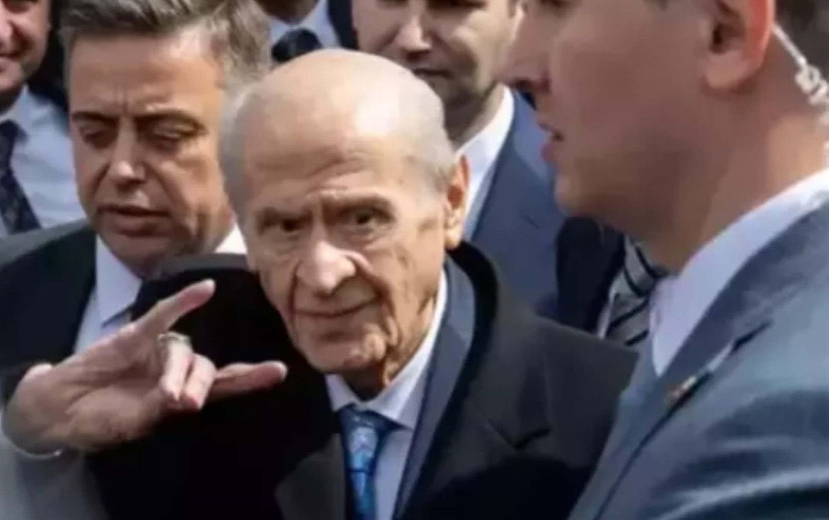 Nuovi sviluppi nel processo di apertura: l'annuncio dell'editorialista di Sabah... Devlet Bahçeli apre alla visita a Diyarbakır!