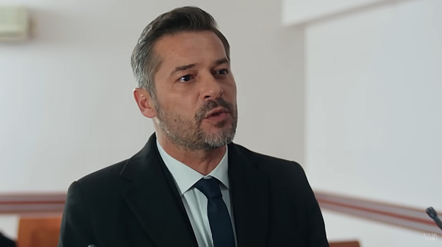 Uzak Şehir dizisinde beklenmedik ayrılık! Ünlü oyuncu diziye veda ediyor!