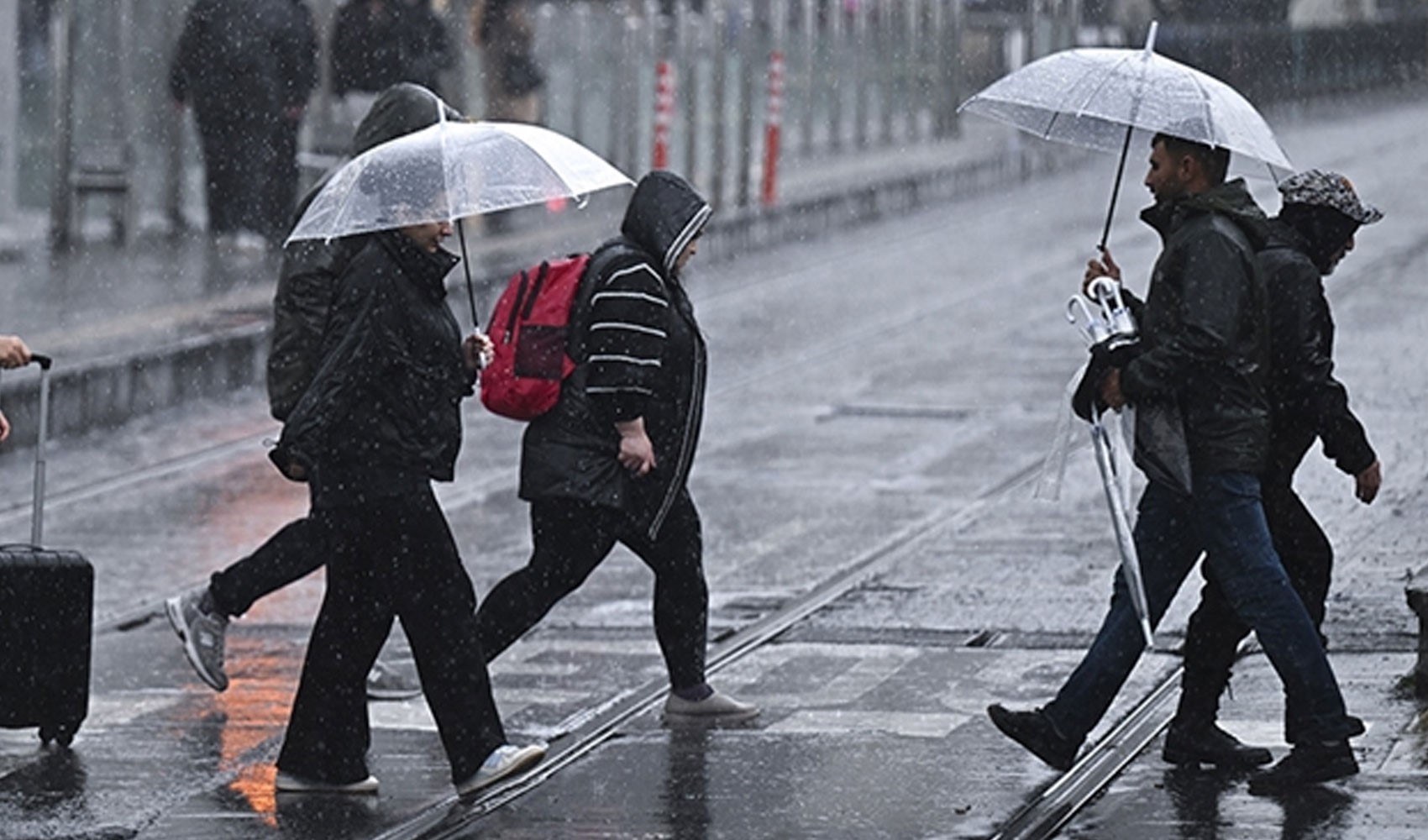 Bugün hava nasıl olacak? Meteoroloji'den çok sayıda kente sağanak uyarısı! İşte il il 14 Nisan Pazartesi hava durumu...