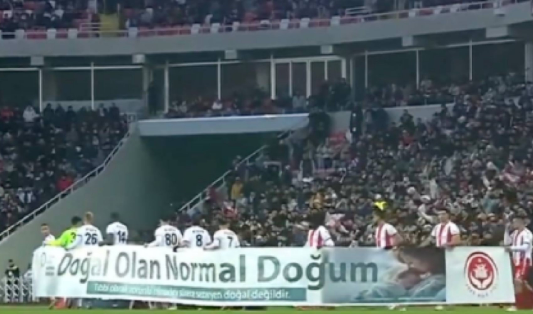 Sağlık Bakanlığından çok konuşulan pankarta ilişkin açıklama Sağlık Bakanlığından çok konuşulan pankarta ilişkin açıklama