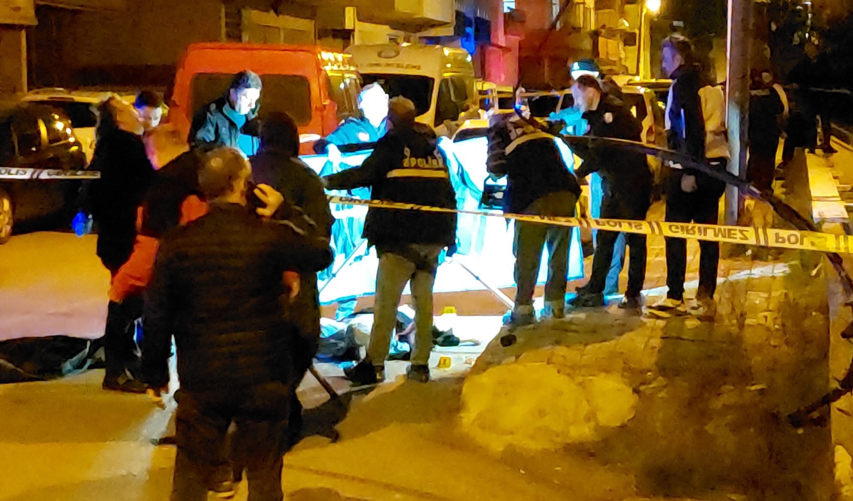 Uzaklaştırma kararı bulunan eşini sokak ortasında öldürdü Uzaklaştırma kararı bulunan eşini sokak ortasında öldürdü