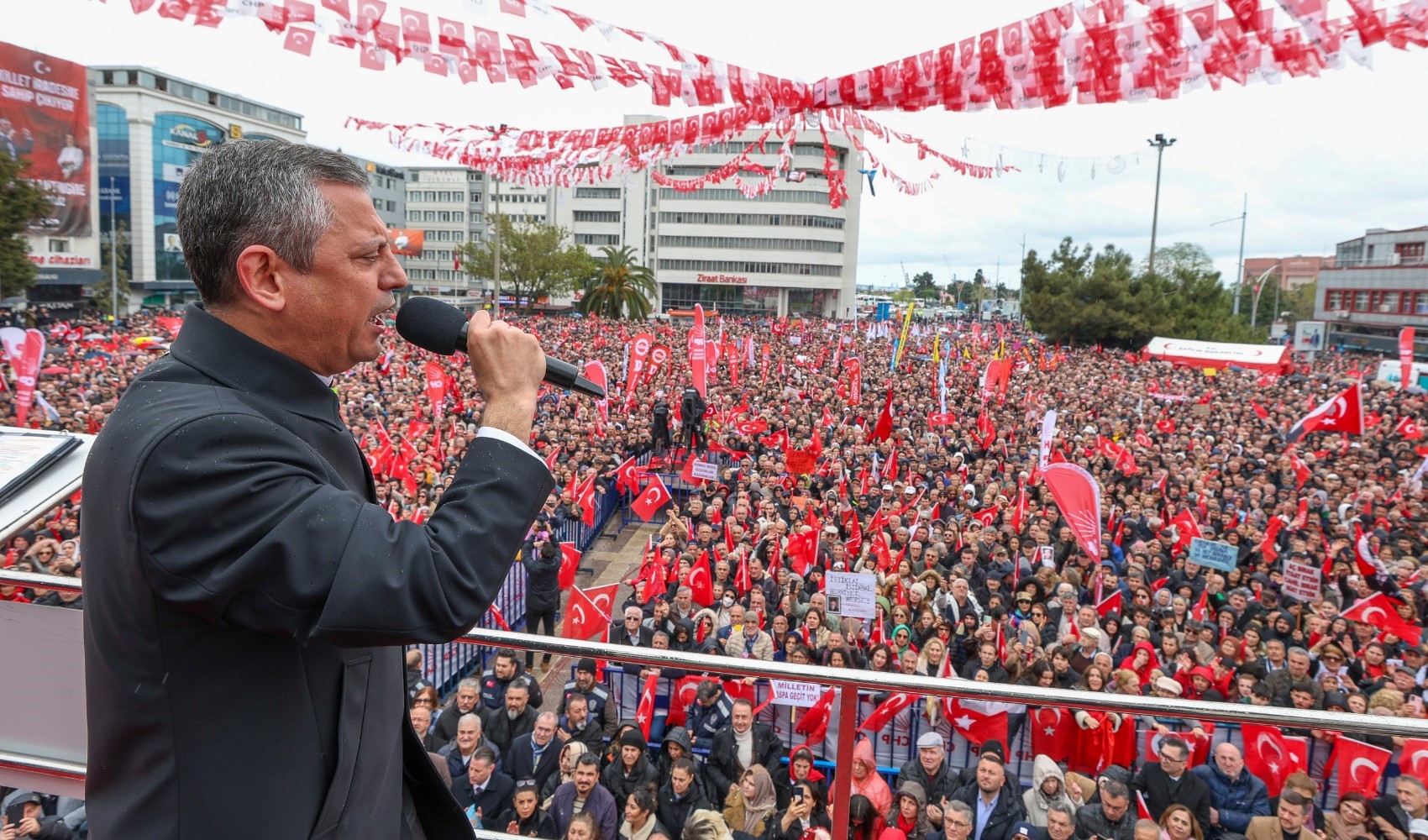 Özgür Özel'in masasındaki son anket ortaya çıktı! CHP'li Gökan Zeybek açıkladı