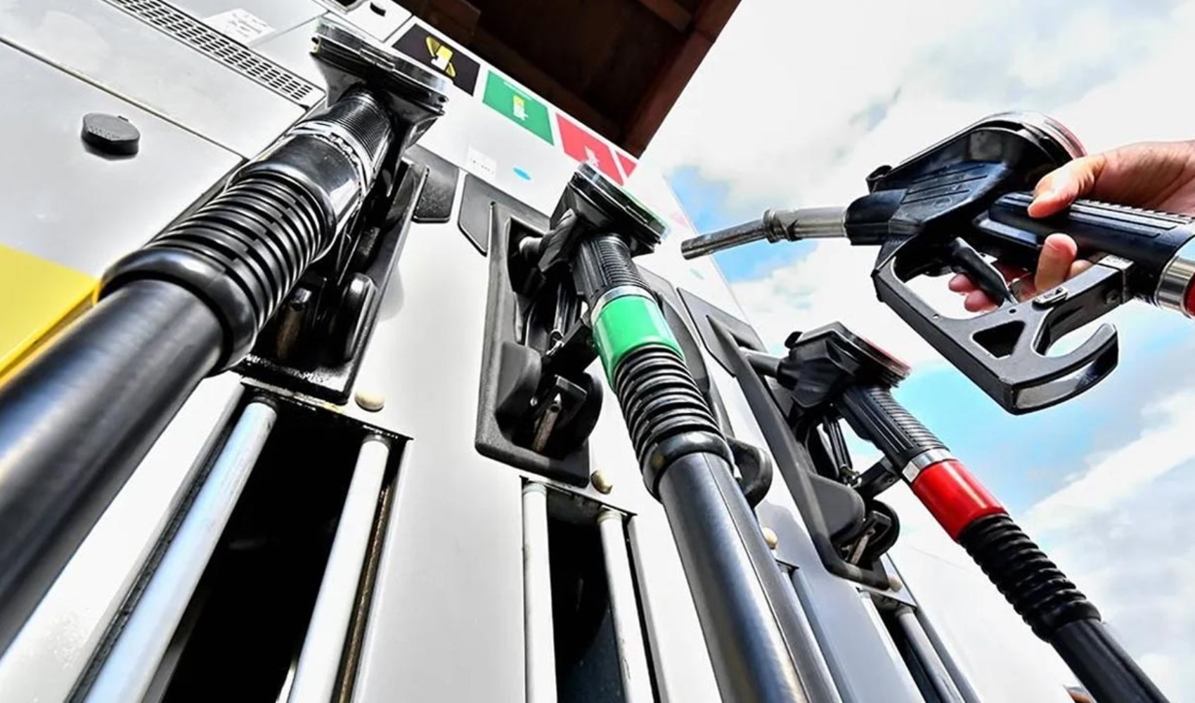Benzine zam geldi (17 Nisan 2025 güncel benzin fiyatları) Benzine zam geldi (17 Nisan 2025 güncel benzin fiyatları)