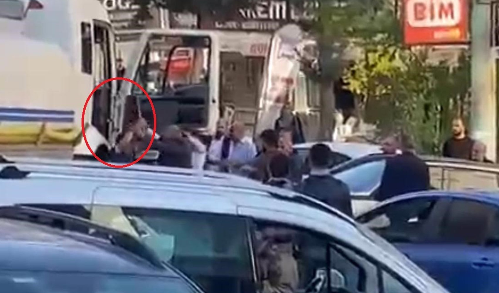 Yol verme kavgasında kendi sopasıyla dövüldü Yol verme kavgasında kendi sopasıyla dövüldü