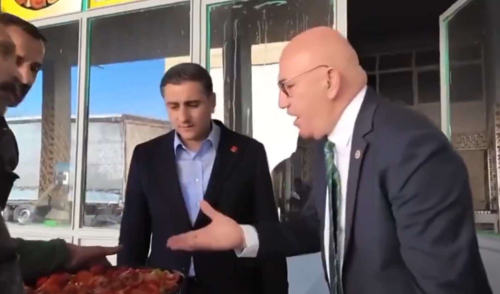 Mahmut Tanal etsiz kebabı görünce çileden çıktı! AKP'nin ekonomi politikalarını eleştirdi Mahmut Tanal etsiz kebabı görünce çileden çıktı! AKP'nin ekonomi politikalarını eleştirdi