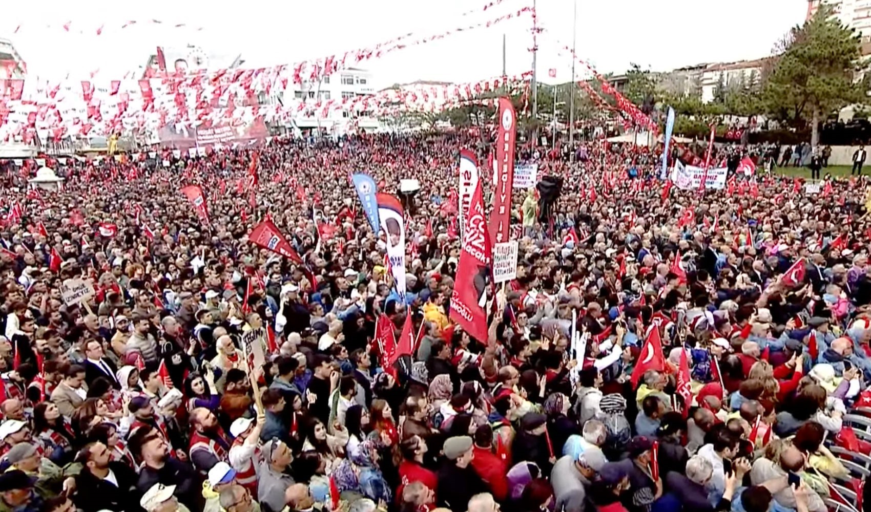 CHP'nin Yozgat mitinginde görülmemiş kalabalık! İmamoğlu'nun mesajı okundu, Özgür Özel konuşuyor CHP'nin Yozgat mitinginde görülmemiş kalabalık! İmamoğlu'nun mesajı okundu, Özgür Özel konuşuyor
