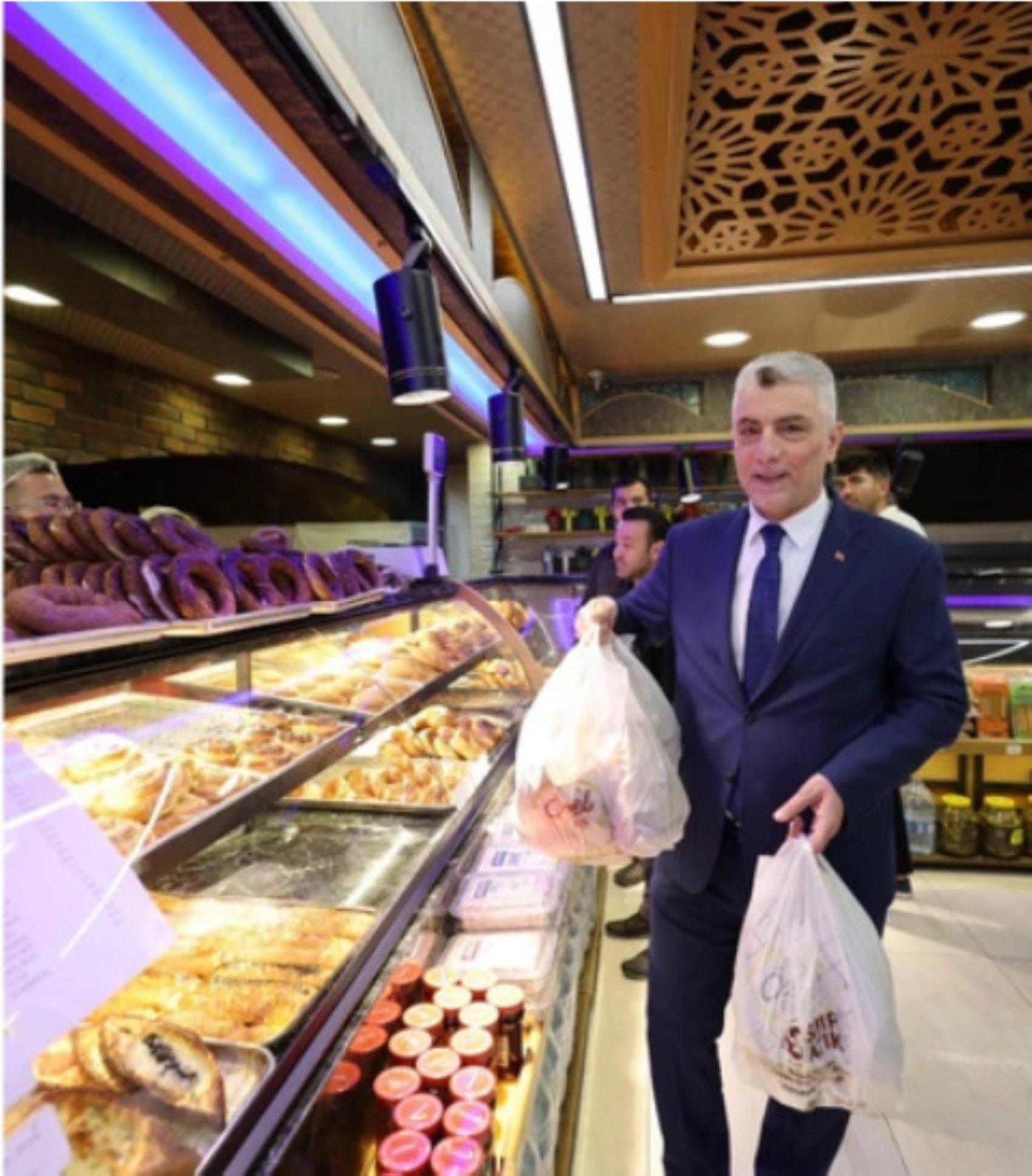 Ticaret Bakanı Ömer Bolat alışverişe çıktı: Market poşeti doldu taştı