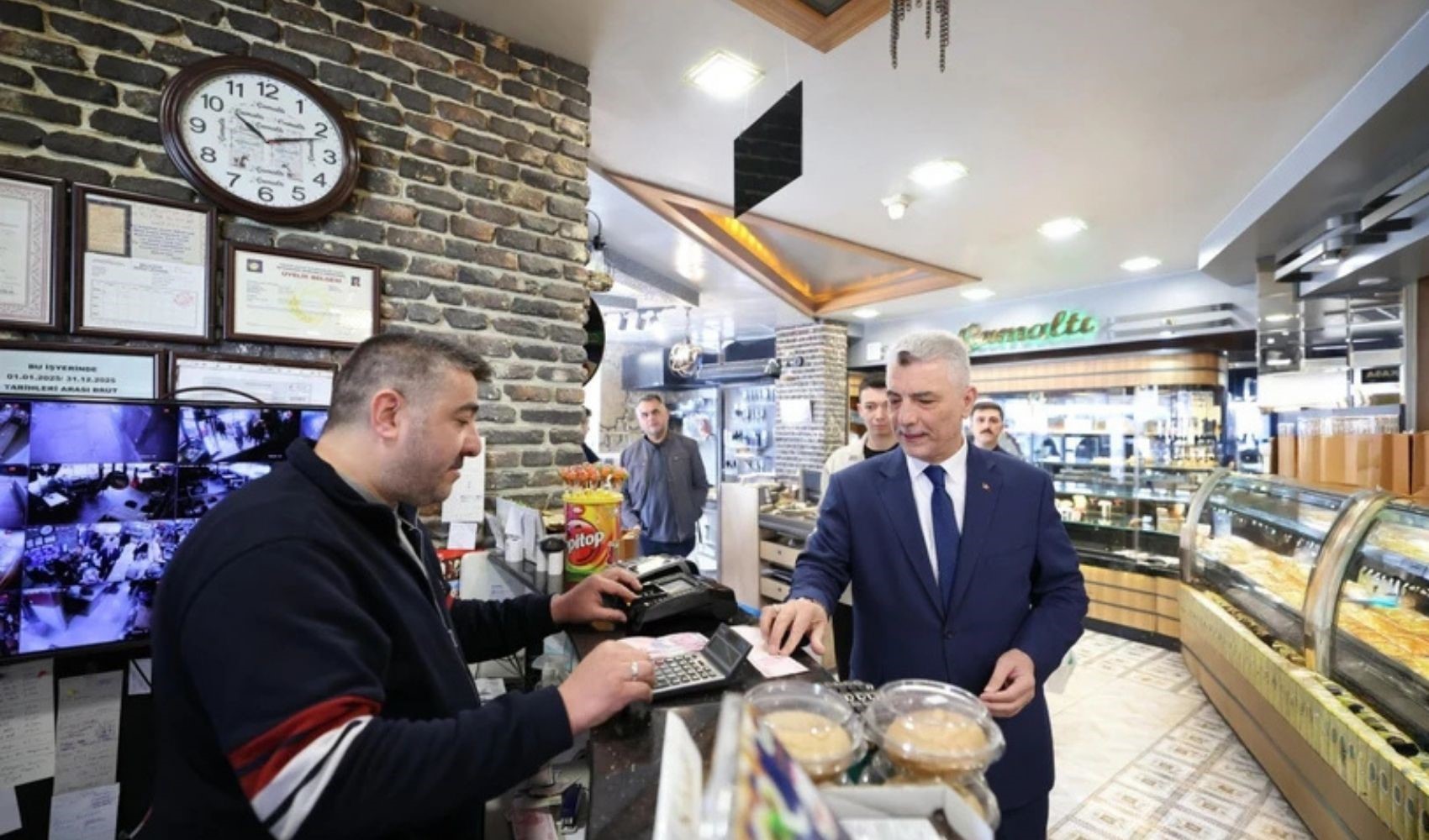 Ticaret Bakanı Ömer Bolat alışverişe çıktı: Market poşeti doldu taştı Ticaret Bakanı Ömer Bolat alışverişe çıktı: Market poşeti doldu taştı