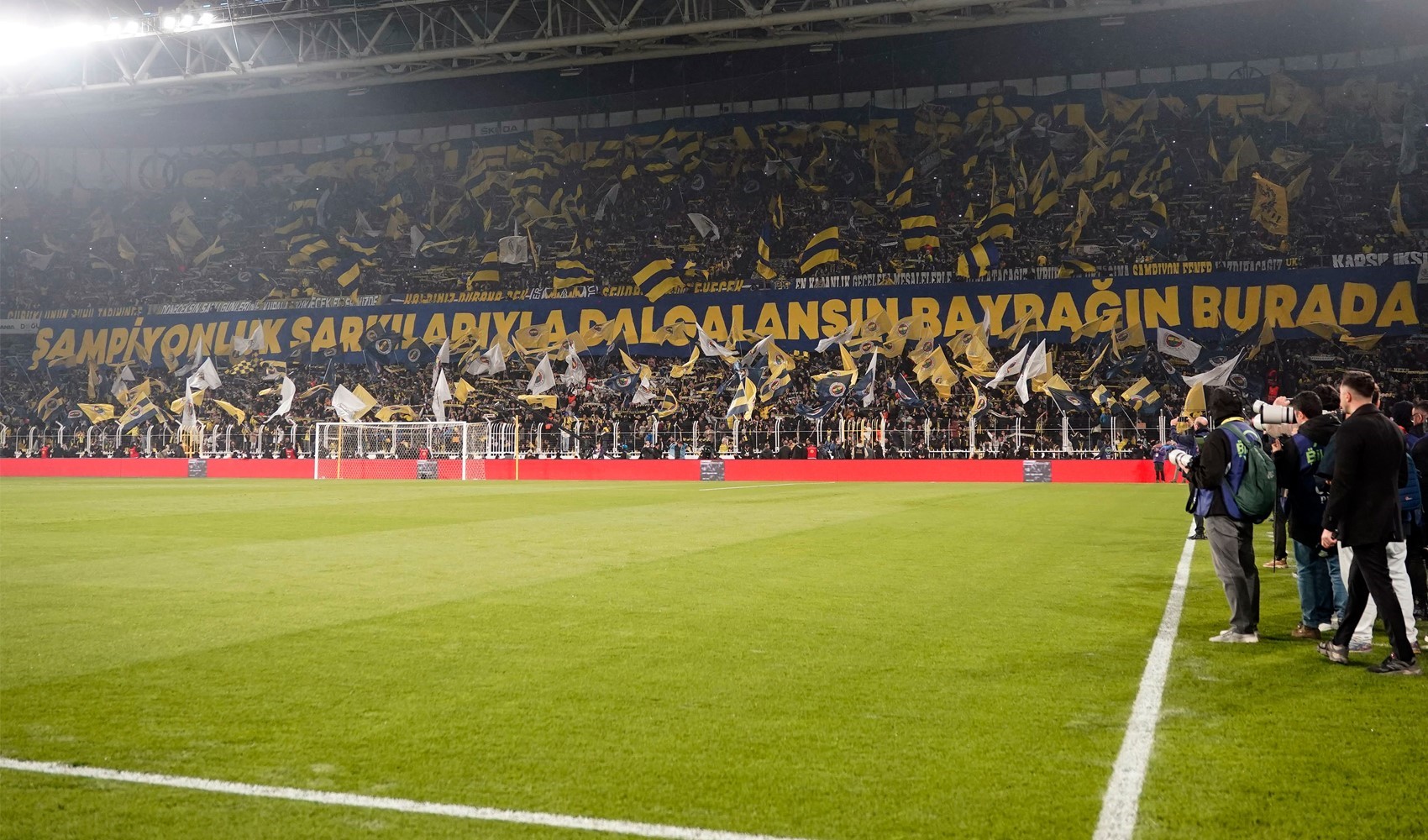 Fenerbahçe-Galatasaray derbisinde 'hak, hukuk, adalet' protestosu