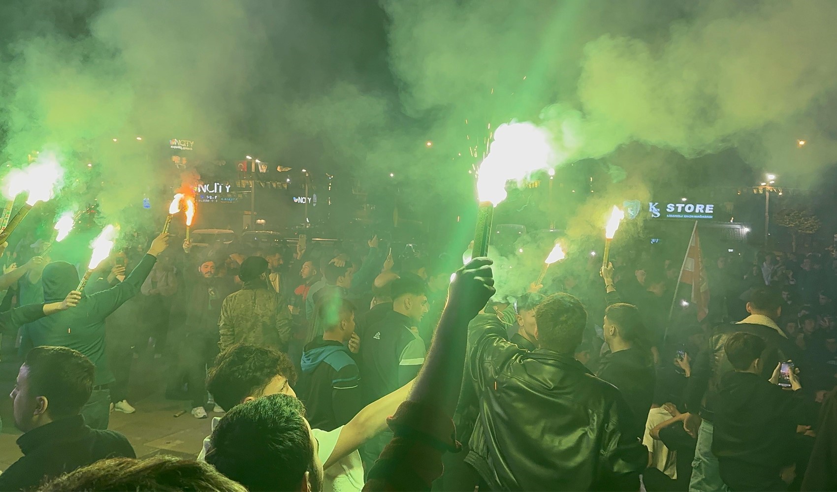 Kocaelispor taraftarı sokaklara döküldü Kocaelispor taraftarı sokaklara döküldü