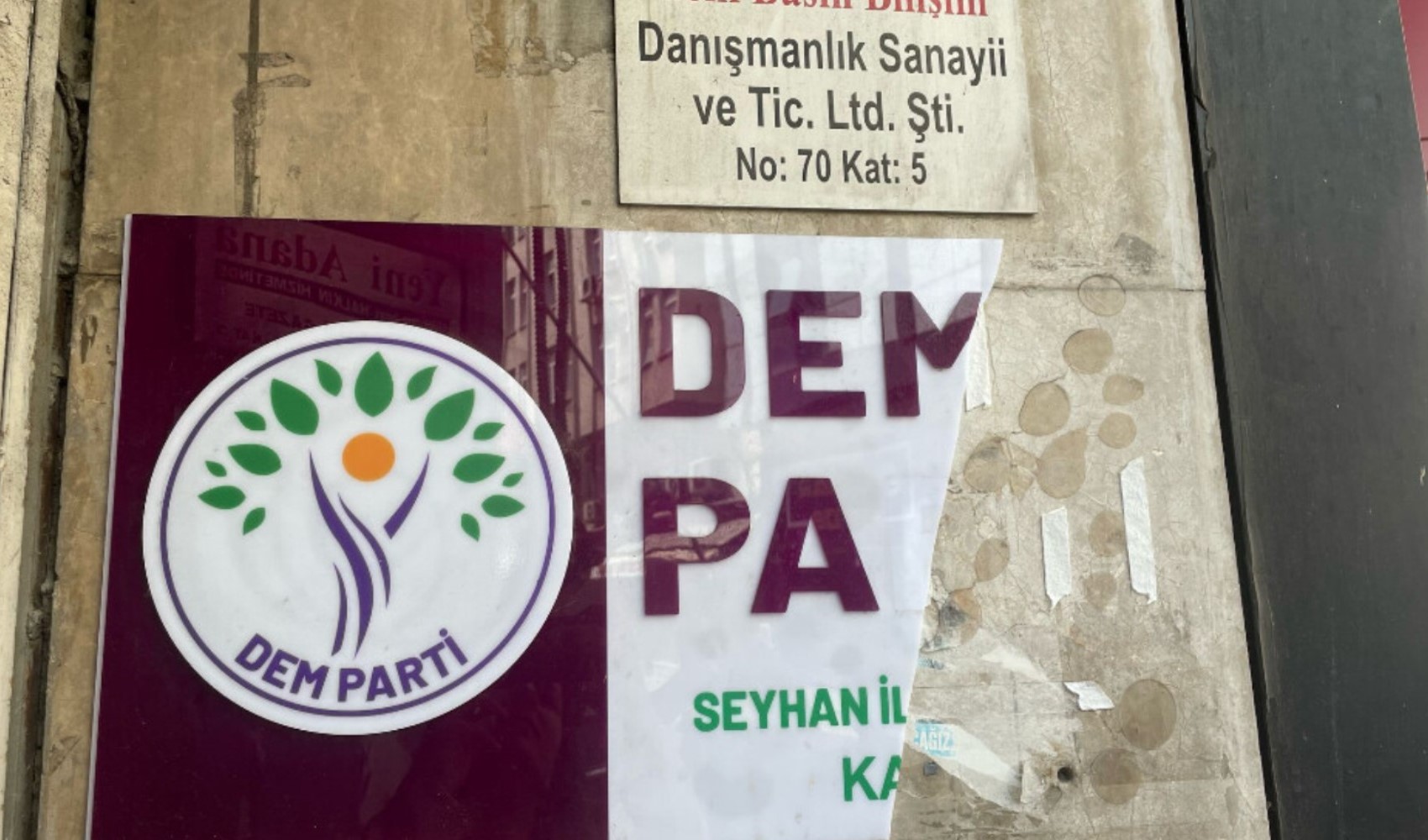Adana’da DEM Parti binasına saldırı