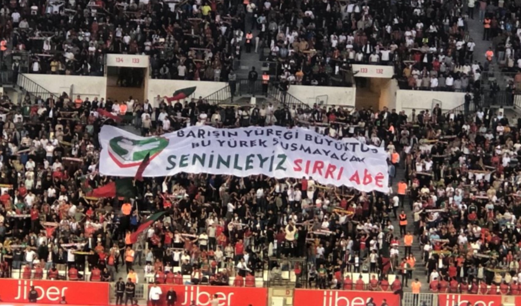 Amedspor’dan Sırrı Süreyya Önder pankartı Amedspor’dan Sırrı Süreyya Önder pankartı