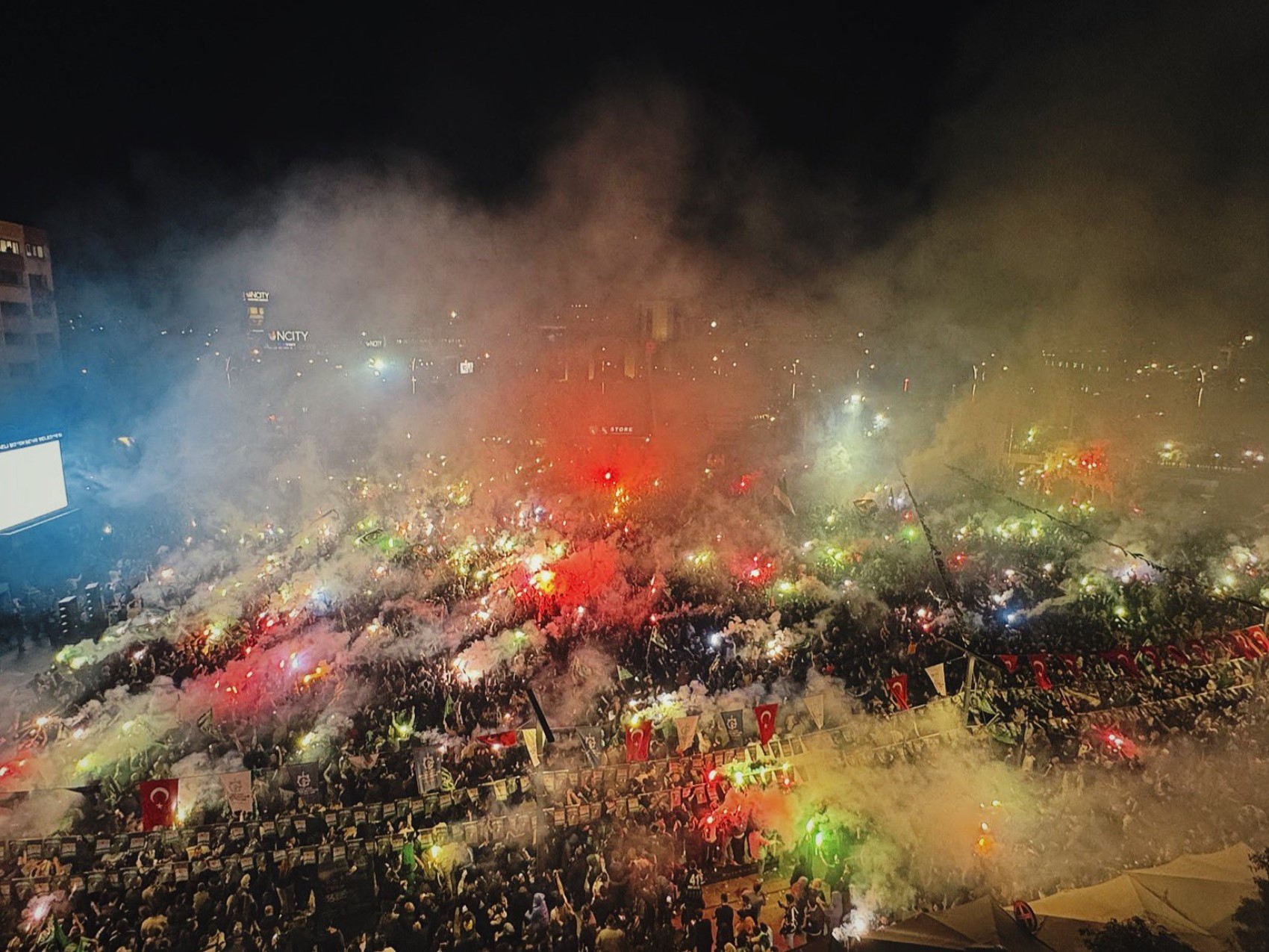 16 yıllık hasrete son verdiler: Süper Lig'e yükselen Kocaelispor'dan muhteşem kutlama