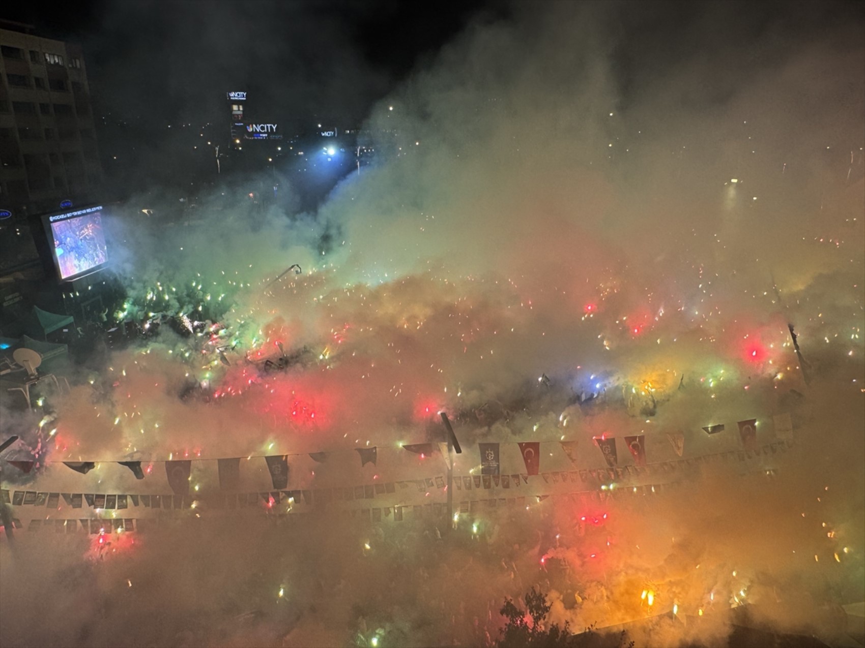 16 yıllık hasrete son verdiler: Süper Lig'e yükselen Kocaelispor'dan muhteşem kutlama