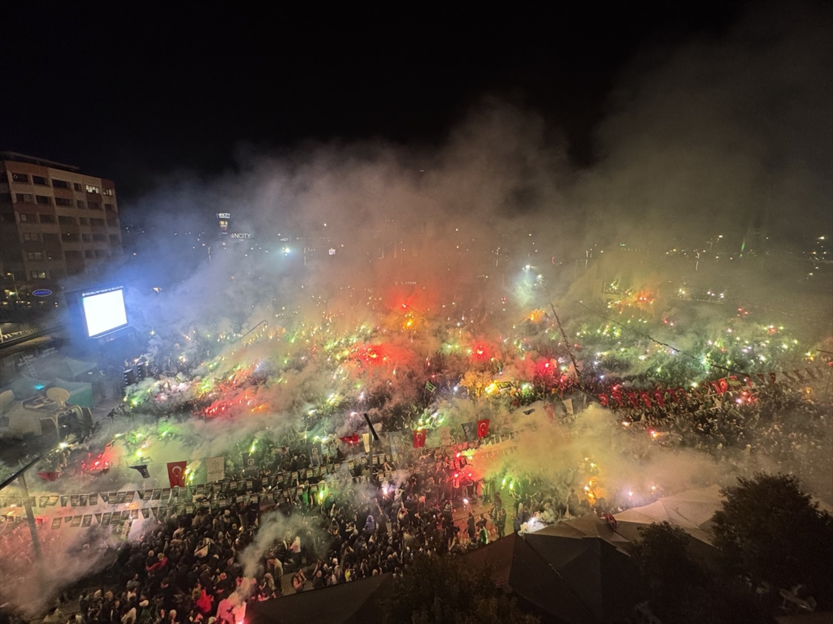 16 yıllık hasrete son verdiler: Süper Lig'e yükselen Kocaelispor'dan muhteşem kutlama