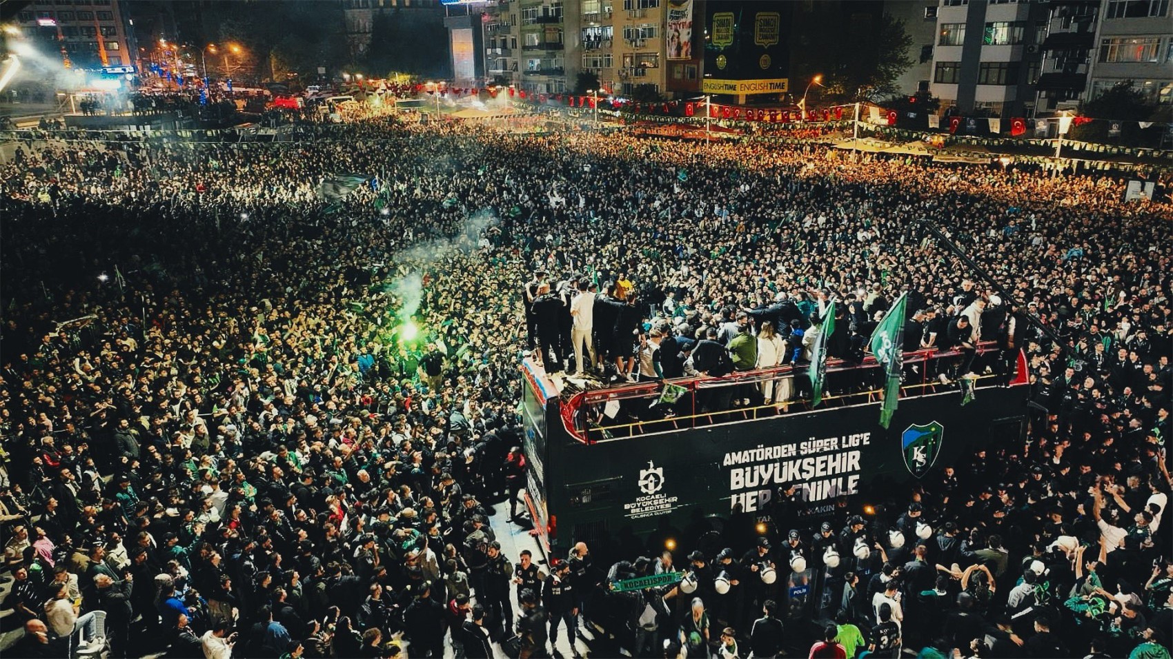16 yıllık hasrete son verdiler: Süper Lig'e yükselen Kocaelispor'dan muhteşem kutlama