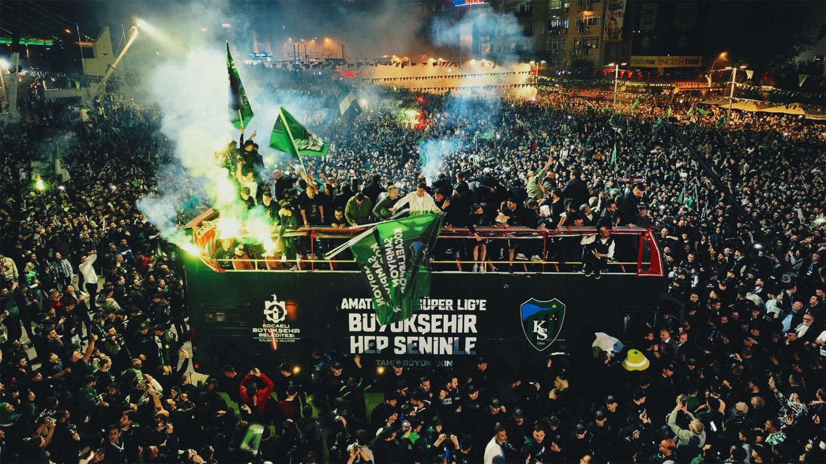 16 yıllık hasrete son verdiler: Süper Lig'e yükselen Kocaelispor'dan muhteşem kutlama