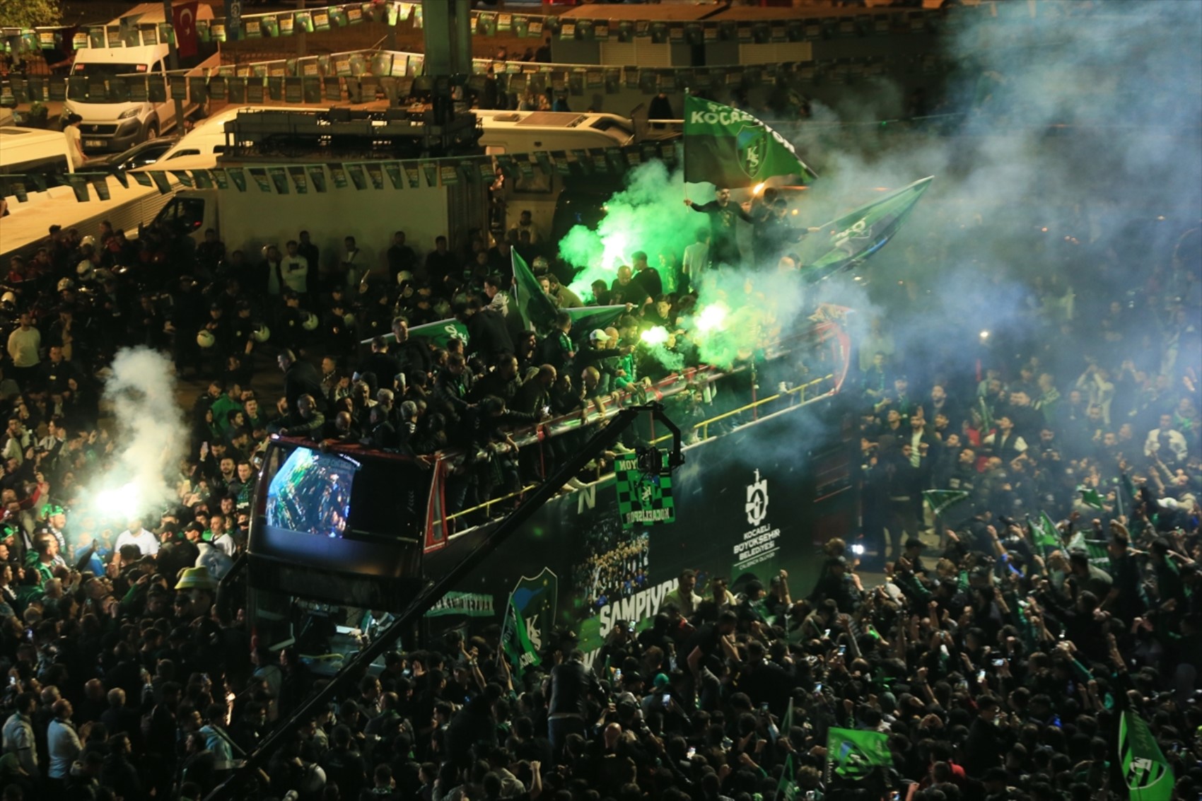 16 yıllık hasrete son verdiler: Süper Lig'e yükselen Kocaelispor'dan muhteşem kutlama