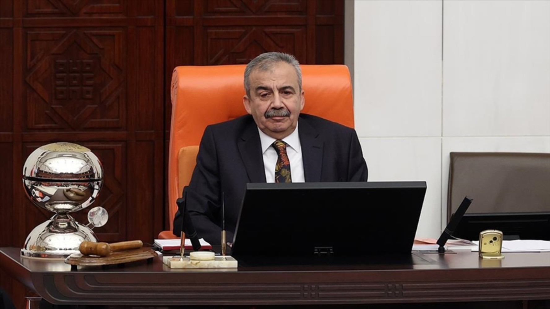 Sırrı Süreyya Önder'in sağlık durumuna ilişkin yeni açıklama: 'Kalbinin sağ kısmı kasılmaya başladı'