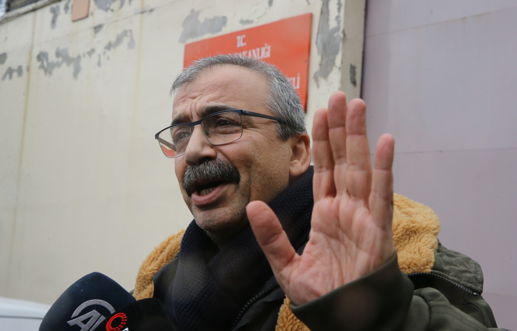 Sırrı Süreyya Önder'in sağlık durumuna ilişkin yeni açıklama: 'Kalbinin sağ kısmı kasılmaya başladı'