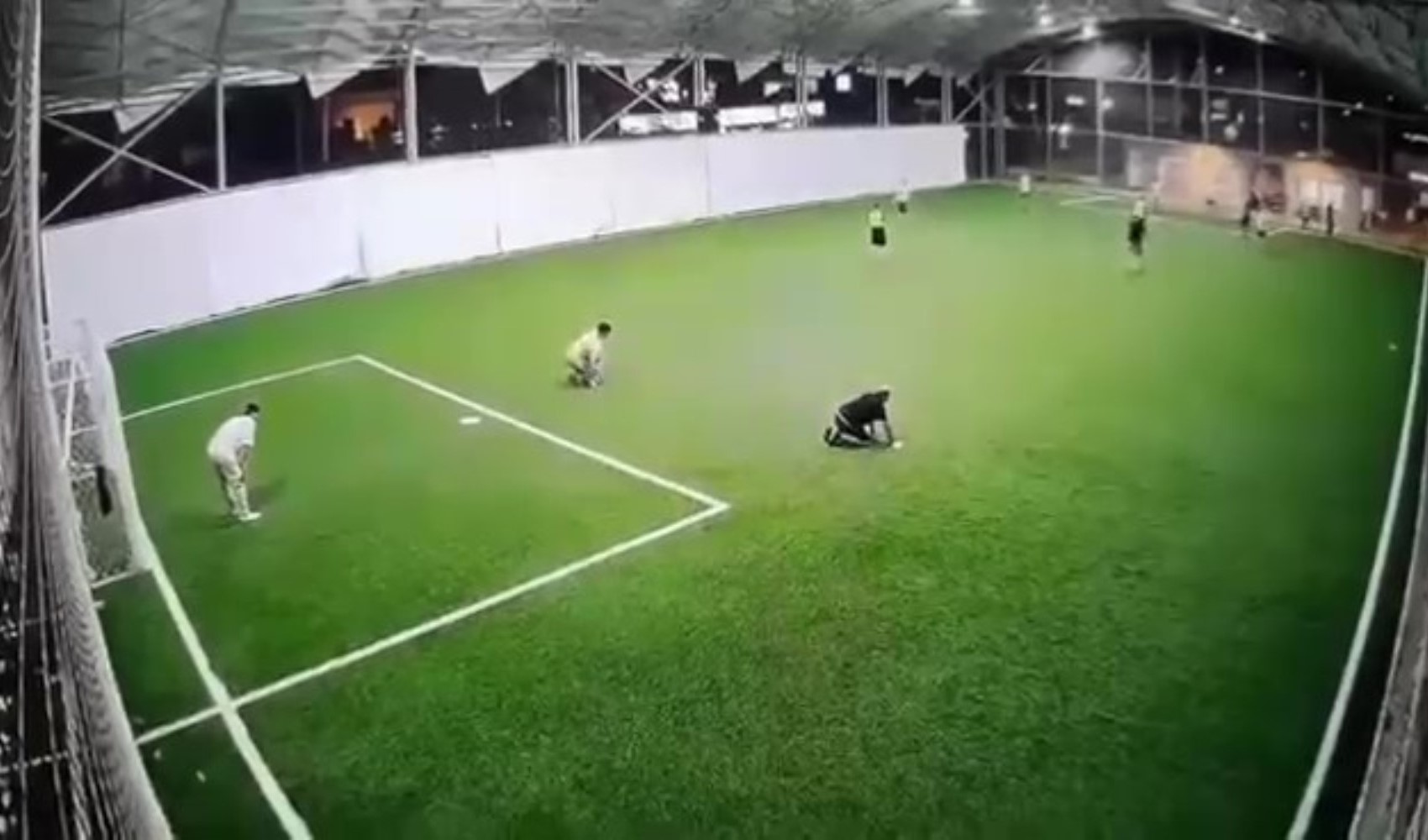 Halı sahada kalp krizi geçiren üç çocuk babası hayatını kaybetti Halı sahada kalp krizi geçiren üç çocuk babası hayatını kaybetti