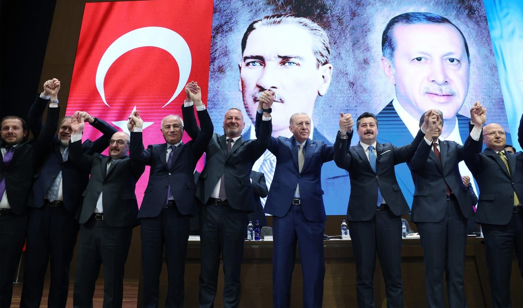 İYİ Parti'den istifa eden iki belediye başkanı AKP'ye geçti İYİ Parti'den istifa eden iki belediye başkanı AKP'ye geçti