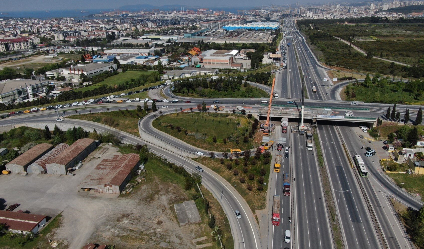 Tuzla’da E5’te TIR krizi: Köprü altında sıkıştı, trafik durdu