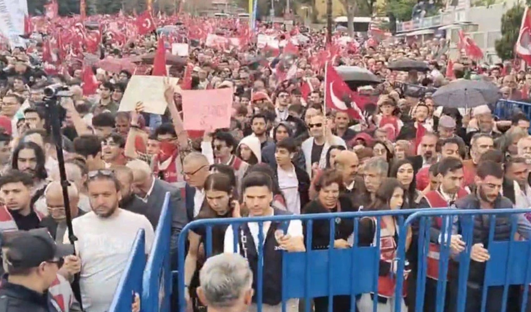 La sfida di Özgür Özel: 'Nessuno può impedirci di marciare'