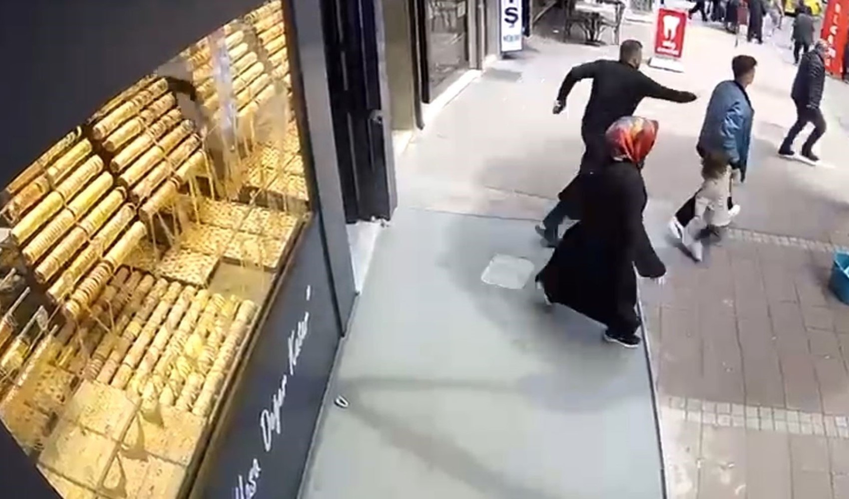 Gaziosmanpaşa'da deprem paniği! Cama çıkarak atlamaya çalıştı