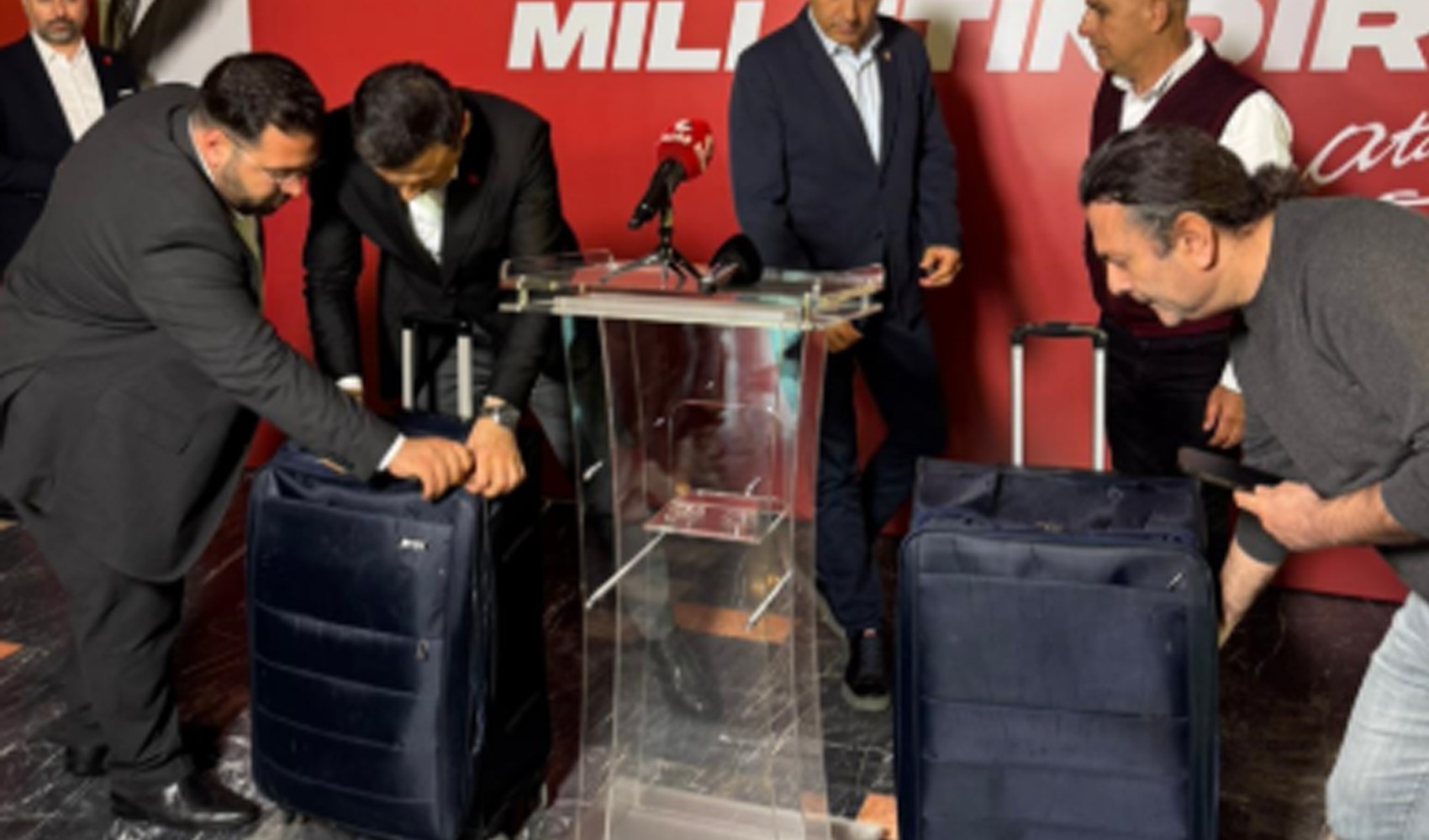 Özgür Çelik, İmamoğlu hakkındaki 'valiz' haberlerine noktayı koydu: İçinde neler olduğunu açıkladı Özgür Çelik, İmamoğlu hakkındaki 'valiz' haberlerine noktayı koydu: İçinde neler olduğunu açıkladı